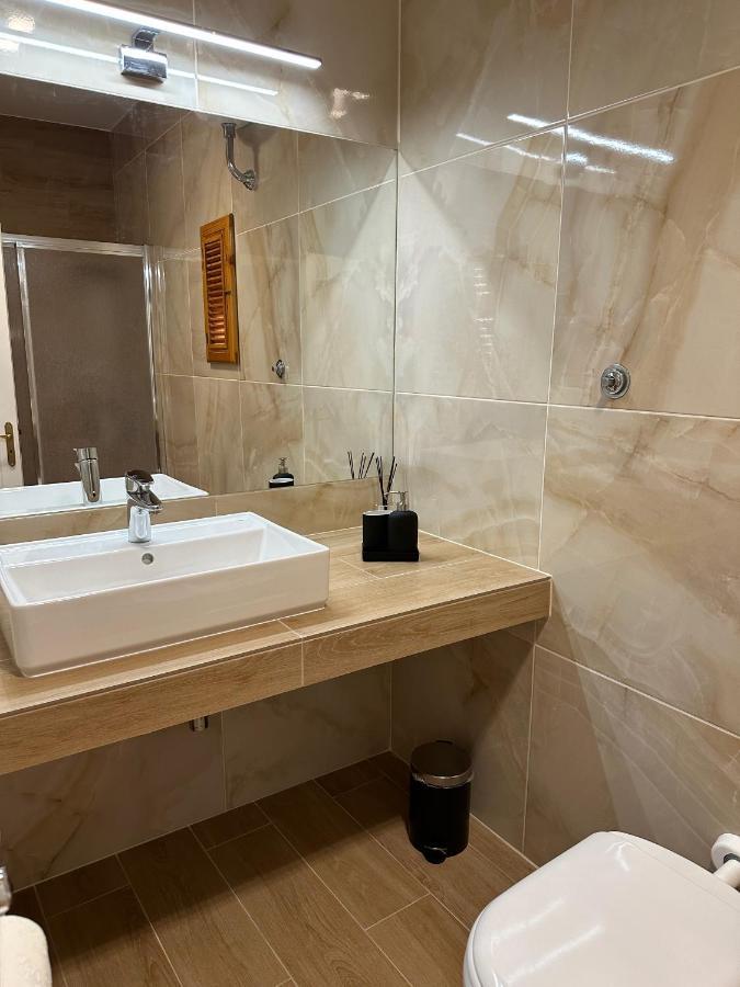 Nouvelle Vag - Apartment & Room Трані Екстер'єр фото