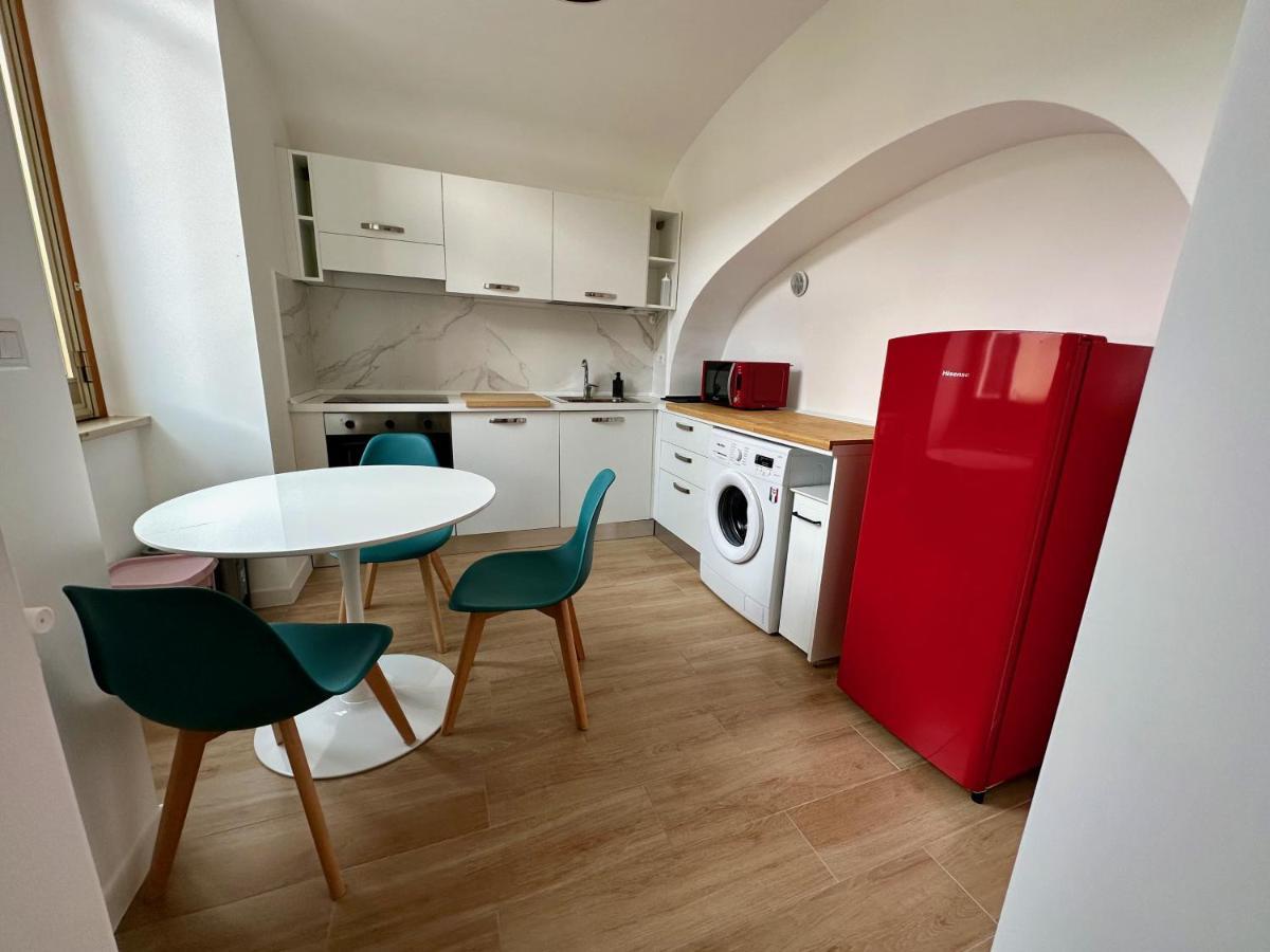 Nouvelle Vag - Apartment & Room Трані Екстер'єр фото